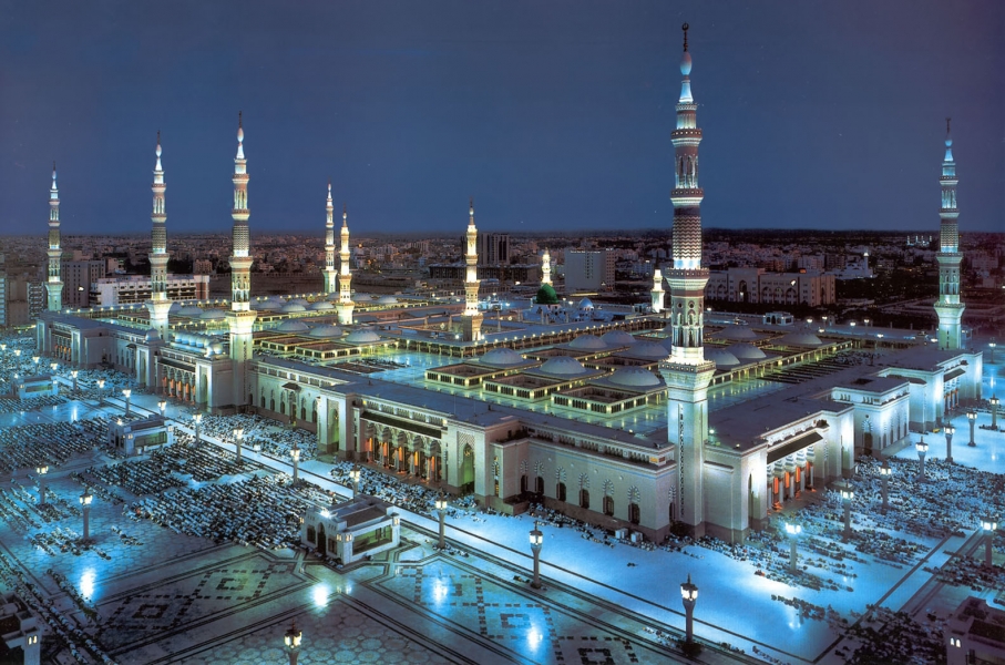 Medīnas Harām (Medīnas Aizliegtā Mošeja) vakara lūgšanas laikā. Desmitiem tūkstoši cilvēku nometušies ceļos Dieva priekšā