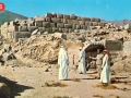 Senā Al-Uhdūd ciema atliekas atrodas Nažranas pilsētā, Saūdu Arābijā, pie pašas Jemenas robežas. Šī vieta ir pieminēta Kurāna sūrā Al-Burūdž (Nr. 89)