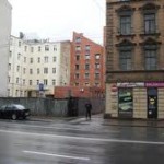 Ieeja no Brīvības ielas uz Rīgas mošeju, kas atrodas sarkanajā ēkā attēla vidū